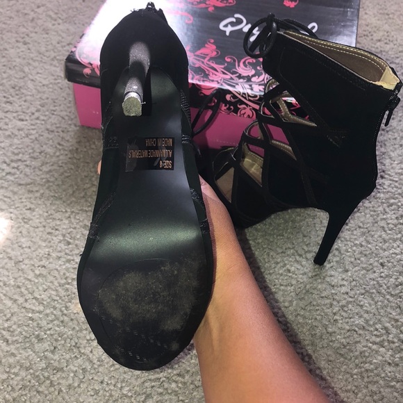 Black Heels - Picture 4 of 6